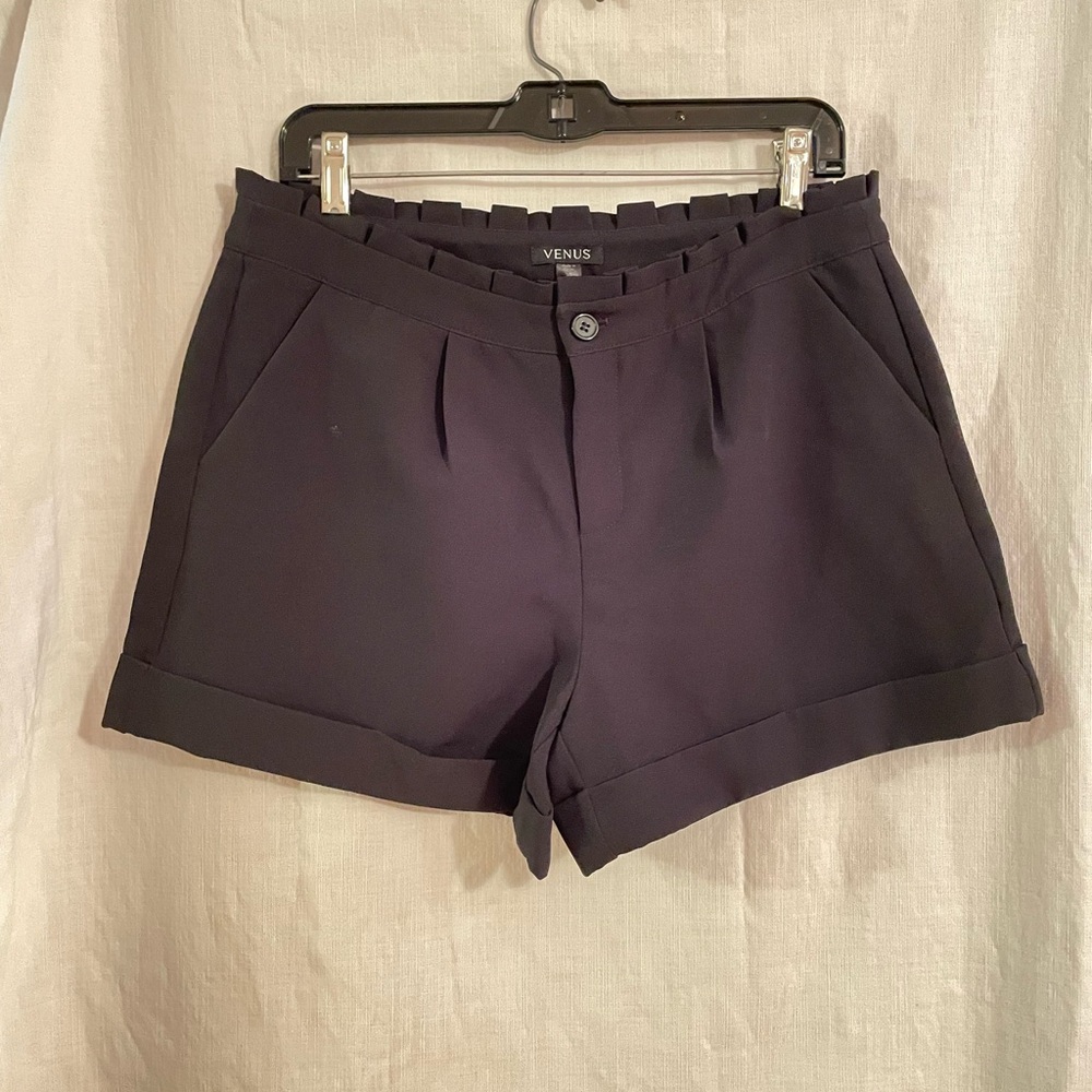 VENUS Women's Classic Black Shorts